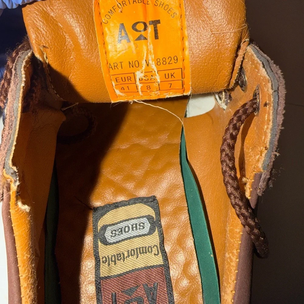 AoT Size 8 Brown Classic Leather Oxfords.